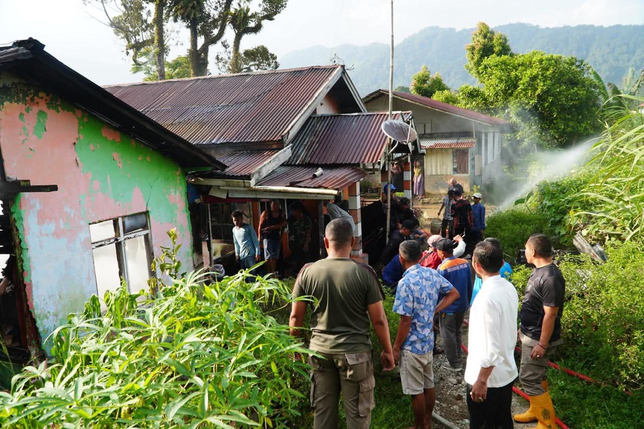 Wawako Allex, saat meninjau lokasi musibah kebakaran.